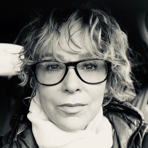 A picture of Jennifer Grey in the present days.
